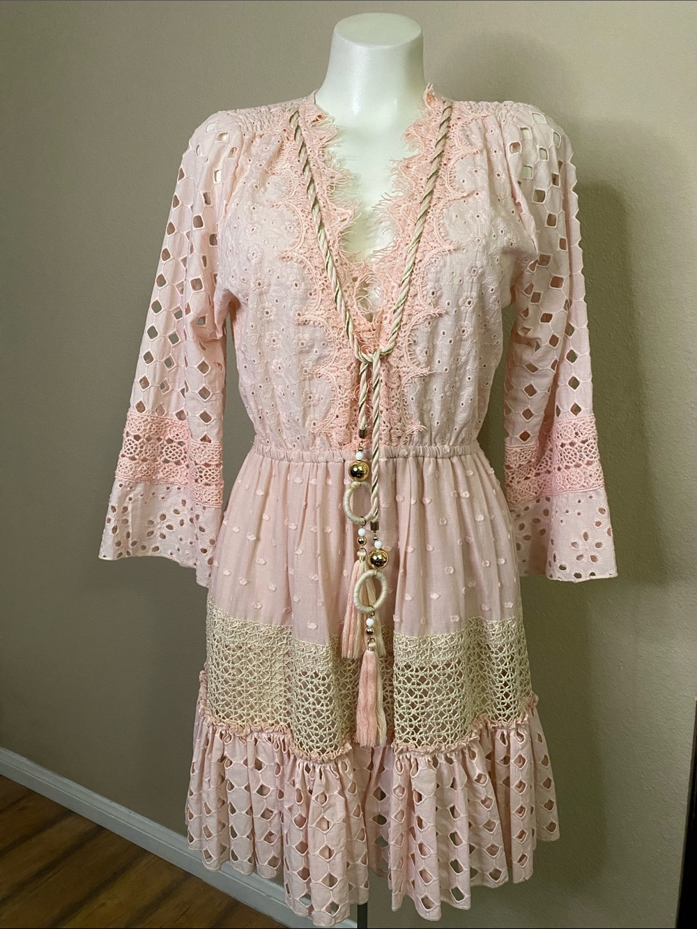 Laurie & Joe viscose Renaissance fem boho  embroidered cutout detail